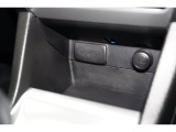 小物の収納に便利なセンタートレイには携帯等のデバイスの充電可能なUSB出力電源付です。