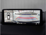 【360&deg;ビュー・モニター】専用カメラにより上から見下ろしたような視点で360度クルマの周囲を確認することができます。駐車が苦手な方でも縦列駐車や幅寄せ時に活躍してくれます。