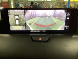 狭い場所での駐車やすれ違いなどでより的確な運転操作に役立つ360&deg;ビューモニターが装備されています。