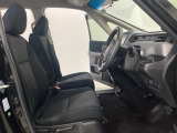 女性でも運転がしやすいように、シートの高さ調整機能(シートリフター)がついています。広い足元にゆったり座れるシートには肘掛も装備しており長距離の運転でも疲れにくいシートです。