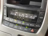【左右独立型フルオートエアコン】運転席と助手席でそれぞれお好みの温度に設定可能。同乗者にも配慮した、快適な空調をお届け致します。