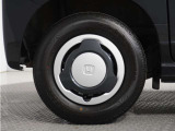 ◆純正ホイール装着車◆シンプルなデザインのホイールキャップ付きです。