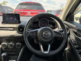 【運転席インテリアデザイン】左右対称のインテリアデザインでドライバーを包み込み運転に集中できるように設計されています。