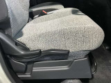 運転席は座面の上下調整ができ適切なドライビングポジションで運転できますよ♪