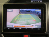 車両後方の映像を映すバックモニター。進路を確認しながら安全に車庫入れできます。