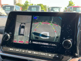 アラウンドビューモニターです。4つのカメラからの映像を合成・処理することで空から見下ろすような視点で周囲を確認でき、駐車時のクルマの位置確認がスムーズになります。