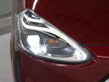 1灯の光源でロービームとハイビームの切り替え可能なBi-Beam LEDヘッドランプ(オートレベリング機能+LEDクリアランスランプ)を採用。先進性を強調したほか、省電力にも寄与しています。