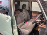 運転席もゆったりとお座り頂けます。