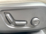【メモリー機能付きパワーシート】ドライバーごとに設定したシート位置を記憶して、ボタン一つで切り替えできる便利な機能!運転する方が複数名いらっしゃるご家庭におすすめです。