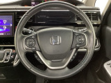 ハンドルにHondaセンシング系のクルーズコントロールやレーンキープアシストなどのスイッチと、オーディオの操作スイッチが装備されています。ハンドルから手を離さず安全に操作できます。