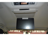 純正11型後席モニター付き「V11T-R62C」  後部座席でもテレビ視聴が可能で、お子様とのドライブや長距離移動も快適、ご家族でのお出かけに嬉しい装備です。