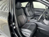 運転席/助手席です。姿勢が崩れず正確なステアリング操作で安心です。