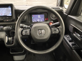 ハンドルにHondaセンシング系のクルーズコントロールやレーンキープアシストなどのスイッチと、オーディオの操作スイッチが装備されています。ハンドルから手を離さず安全に操作できます。