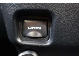 音声と映像が1本のケーブルで伝送できる便利なHDMIを装備しています。iPhoneやスマートフォンの画面と全く同じ画面がカーナビの画面に表示されるので、地図アプリや動画などのミラーリングが可能です。