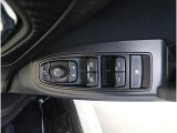 運転席には、ドアミラーの開閉および角度調整、集中ドアロック機能、さらには全ウィンドーの開閉操作を可能にするスイッチが一つに集約。運転中でもスムーズかつ効率的に操作でき、安全性と快適性に役立っています。