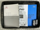 スマートキーは鍵をバッグに入れたままでもドアロックの開閉やエンジンのON・OFFができます。夜間や雨の日も鍵を探さなくて良いので便利です。