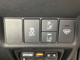 Hondaセンシング用の、VSA(ABS+TCS+横滑り抑制)解除と路外逸脱抑制機能のオンオフスイッチなどはハンドルの右側に装備しています。