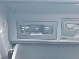 ETCユニットはグローブボックスの中に装着されています。こちらの車両はDSRC(ETC 2.0)に対応していますので、渋滞情報などリアルタイムでナビに反映されます。