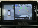 ギアを『R』に入れるとナビ画面に、まるで雲の上から覗いているような映像が映り、駐車をサポートしてくれます。