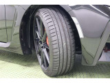 タイヤサイズはハイスペックな 215/40R18。