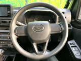 インテリアに合わせたデザインのステアリングは、運転される方のことも考え、運転しやすい形状、大きさです。是非一度、実際に触ってお確かめください。