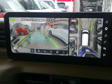 【アラウンドビューモニター】空から見下ろした映像がナビ画面にて確認可能です。駐車もラクラクですよ♪