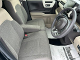 乗り心地の良いフロントシートです。足回りも広々としておりますので、長時間の運転も疲れづらいですよ。