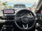 【運転席インテリアデザイン】左右対称のインテリアデザインでドライバーを包み込み運転に集中できるように設計されています。