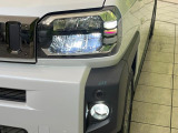 【LEDヘッドライト】悪天候や夜間走行時も良好な視界を確保し安心して運転できる高輝度LEDヘッドライトを装備!点灯速度が早く、消費電力も抑えられています。