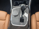 【シフトノブ】BMWの高性能オートマチックは、ATセレクトレバーを左側に倒すことで、通常の「D」から「S」(スポーツ)または「M」(マニュアル)へと切り替えが可能です。