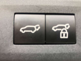 バックドアの開閉スイッチ。重いバックドアもスイッチを押すだけで開閉します。