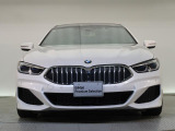 【キドニーグリル】BMWの代名詞。一目見ただけでBMWであると認識できる確固たるアイコンとして存在感を放ちます。