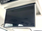【12.8型フリップダウン】大画面モニターで後席でもエンタメをお楽しみいただけます。家族や友人とお出かけする機会が多い方に大人気です♪