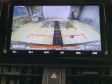 ディスプレイに後方の視界を表示し、車庫入れをサポート「距離目安線」「車幅延長線」およびステアリング操作に連動する「予想進路線」を画面に表示します。※必ず車両周辺の安全を直接確認してください。