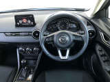 【運転席インテリアデザイン】左右対称のインテリアデザインでドライバーを包み込み運転に集中できるように設計されています。