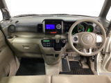 車内は光触媒抗菌消臭施工済です。スタイリッシュなデザインで暖かみのあるインパネ周りを演出します。グローブボックスやカップホルダーのほかにトレーなどたくさんの収納スペースが装備されています。