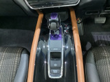車内は光触媒抗菌消臭施工済です。インパネ周りはスタイリッシュなデザインで機能や装備も充実しています。グローブボックスやカップホルダーのほかにトレーなどたくさんの収納スペースが付いています。