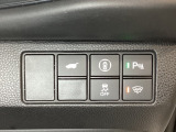 ハンドルの右側にHondaセンシング用のメインスイッチとパワーテールゲートスイッチがついています。パワーテールゲートスイッチは車内からでもテールゲートの開け閉めを電動でできます。