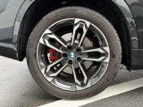 BMWの純正アロイホイールは軽量かつ強度にも優れているホイールで走行性能を引き上げる設計になっております。足元にもBMWは妥協がなくこだわっている個所になります。