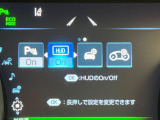 【カラーヘッドアップディスプレイ】現在の速度や走行情報をデジタル表示で運転席前方のガラスに投影!カラー付きで視認性も高く、運転中目線をずらさず必要な情報を確認できるのでとっても便利で安心!