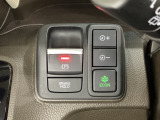 セレクトレバーの右に電子制御パーキングブレーキがあります。スイッチひとつで、停車した地点の傾斜などをシステムが検知・判断してブレーキ力を自動的に最適制御し、しっかり停車できるパーキングシステムです。