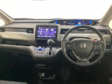 車内は光触媒抗菌消臭施工済です。インパネ周りはスタイリッシュなデザインです。グローブボックスやカップホルダーのほかにトレーなどたくさんの収納スペースが付いています。