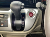 CVT車のセレクトレバーです。低速から高速まで、変速ショックのないスムーズな走りを実現するとともに、エンジン効率のよい領域を維持することで燃費にも貢献します。