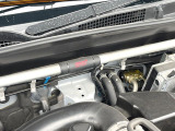【STIタワーバー】お車の剛性を高めるタワーバーを装備。よりスムーズなコーナリング走行が可能となり、走りも楽しめます。