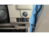 運転席右側のスイッチパネル。運転席シートヒーターのスイッチがあります。