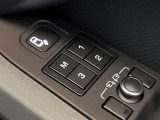 運転席にはドライバー3名まで記憶可能なメモリー機能が装備されております。