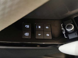 【メモリー機能付き電動シート】3パターンまでシートの位置を記憶させることができます。これで家族間でもスイッチ一つで自身の椅子の位置にセットできます。