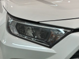 LEDヘッドライトは、点灯の瞬間から最大光量を発揮し、突然暗くなるトンネルなどでの安定感を高めます。