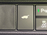 【パワーバックドア】スマートキーや運転席のボタンを押すだけでリアゲートが自動で開閉します!荷物を持っている時や、高い位置にあるバックドアを閉める際に便利な機能です♪