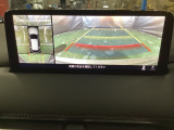 狭い場所での駐車やすれ違いなどでより的確な運転操作に役立つ360&deg;ビューモニターが装備されています。